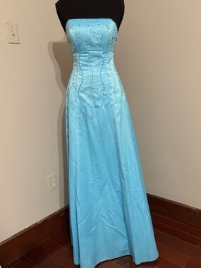 Morgan& Co elegant satin set beaded long is with adjustable straps size 9-10